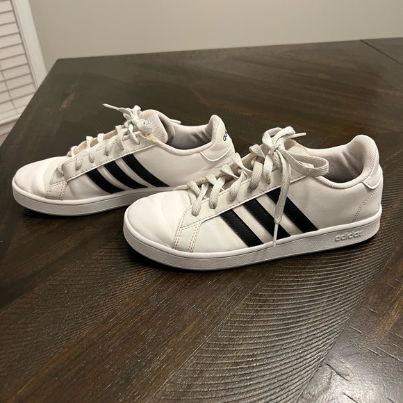 Adidas- USA size 5.5 - Picture 1 of 8